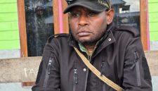 Mesak Edowai, Kepala Suku Mee Distrik Kapiraya, saat memberikan keterangan terkait urgensi pembentukan Pansus Tapal Batas menyusul bentrokan yang kembali pecah di perbatasan Deiyai-Mimika, Rabu (11/2/2026).