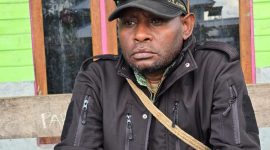 Mesak Edowai, Kepala Suku Mee Distrik Kapiraya, saat memberikan keterangan terkait urgensi pembentukan Pansus Tapal Batas menyusul bentrokan yang kembali pecah di perbatasan Deiyai-Mimika, Rabu (11/2/2026).