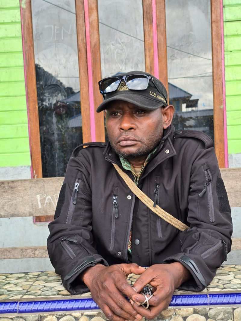 Mesak Edowai, Kepala Suku Mee Distrik Kapiraya, saat memberikan keterangan terkait urgensi pembentukan Pansus Tapal Batas menyusul bentrokan yang kembali pecah di perbatasan Deiyai-Mimika, Rabu (11/2/2026).