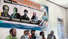 Pemuda asal Dogiyai, Siorus Degei, resmi meluncurkan empat buku karyanya di Aula SMA 02 Dogiyai, Moanemani (11/02). 