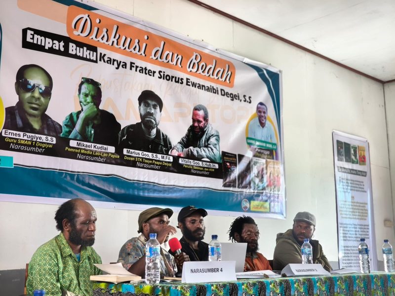 Pemuda asal Dogiyai, Siorus Degei, resmi meluncurkan empat buku karyanya di Aula SMA 02 Dogiyai, Moanemani (11/02). 