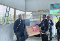 Kepala Dinas Kominfo Deiyai, Oktopia Mote, saat menyerahkan dan memantau pemasangan bantuan Starlink di Kampung Wagomani, Distrik Tigi Barat, Sabtu (14/02).