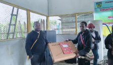 Kepala Dinas Kominfo Deiyai, Oktopia Mote, saat menyerahkan dan memantau pemasangan bantuan Starlink di Kampung Wagomani, Distrik Tigi Barat, Sabtu (14/02).