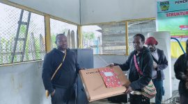 Kepala Dinas Kominfo Deiyai, Oktopia Mote, saat menyerahkan dan memantau pemasangan bantuan Starlink di Kampung Wagomani, Distrik Tigi Barat, Sabtu (14/02).