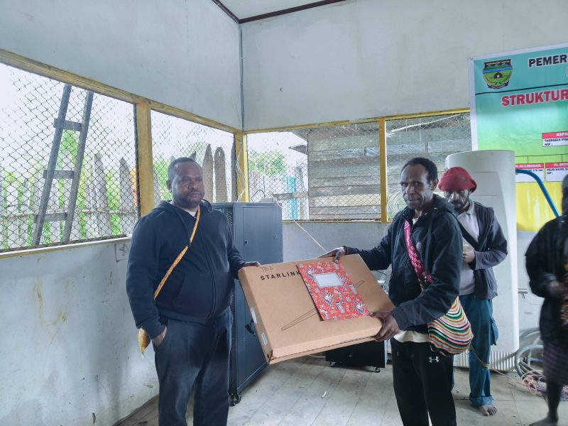 Kepala Dinas Kominfo Deiyai, Oktopia Mote, saat menyerahkan dan memantau pemasangan bantuan Starlink di Kampung Wagomani, Distrik Tigi Barat, Sabtu (14/02).