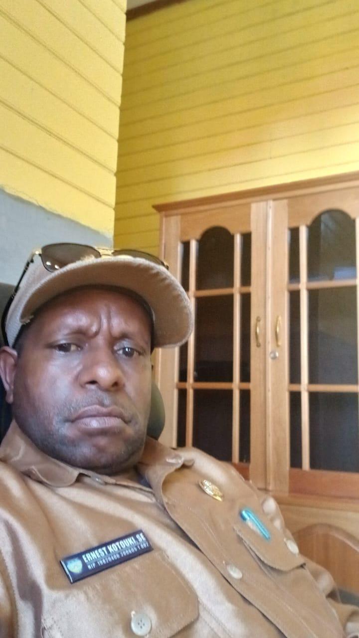 Ernes Kotouki, SE sebagai Ketua Tim Penanganan dan Harmonisasi Konflik Distrik Kapiraya di Deiyai, Jumat (13/2).