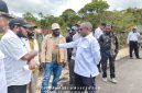 Bupati Deiyai Melkianus Mote saat meninjau lokasi perluasan lahan PLN Deiyai di Waghete bersama tim BPKAD.