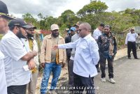 Bupati Deiyai Melkianus Mote saat meninjau lokasi perluasan lahan PLN Deiyai di Waghete bersama tim BPKAD.