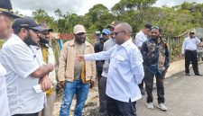 Bupati Deiyai Melkianus Mote saat meninjau lokasi perluasan lahan PLN Deiyai di Waghete bersama tim BPKAD.