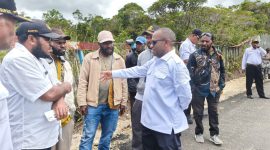 Bupati Deiyai Melkianus Mote saat meninjau lokasi perluasan lahan PLN Deiyai di Waghete bersama tim BPKAD.