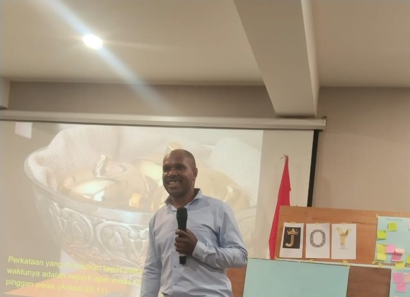 Petrus Bobii, M.Pd.Gr. (Kepala SMPN 2 Tigi Barat), saat menyampaikan aspirasi mengenai pentingnya pemerataan fasilitas PPG bagi Guru Agama Kristen dan Katolik di Provinsi Papua Tengah.