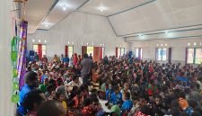 Ratusan anak sekolah Minggu PAR Koordinator Deiyai saat mengikuti sesi materi Manajemen Waktu di Gedung Gereja Bethel Gakokebo, Papua Tengah, Jumat (20/2/2026).