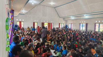 Ratusan anak sekolah Minggu PAR Koordinator Deiyai saat mengikuti sesi materi Manajemen Waktu di Gedung Gereja Bethel Gakokebo, Papua Tengah, Jumat (20/2/2026).