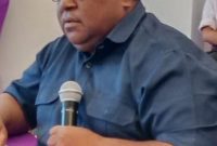 Wakil Ketua IV DPR Papua Tengah, John NR Gobai, saat memberikan keterangan terkait urgensi keterlibatan Pemerintah Daerah dalam perpanjangan IUPK Freeport sesuai amanat UU Otsus Papua, Senin (23/2/2026).