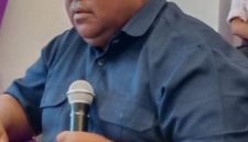 Wakil Ketua IV DPR Papua Tengah, John NR Gobai, saat memberikan keterangan terkait urgensi keterlibatan Pemerintah Daerah dalam perpanjangan IUPK Freeport sesuai amanat UU Otsus Papua, Senin (23/2/2026).