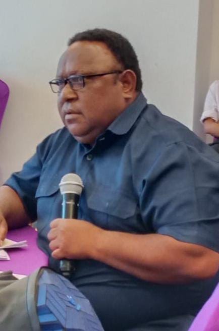 Wakil Ketua IV DPR Papua Tengah, John NR Gobai, saat memberikan keterangan terkait urgensi keterlibatan Pemerintah Daerah dalam perpanjangan IUPK Freeport sesuai amanat UU Otsus Papua, Senin (23/2/2026).