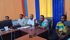 Ketua Kadin Papua Tengah, Alexander Gobay, memberikan keterangan pers terkait persiapan Talkshow Ekonomi yang akan digelar di Nabire. Kadin berkomitmen memetakan potensi non-tambang di 8 kabupaten untuk mempercepat pertumbuhan ekonomi daerah.