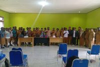 Kepala Dinas Kesehatan Kabupaten Deiyai bersama Direktur RSUD Pratama Waghete dan 10 Kepala Puskesmas usai menggelar pertemuan persiapan akreditasi fasilitas kesehatan di Kabupaten Deiyai, Kamis (24/2/2026).