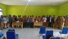 Kepala Dinas Kesehatan Kabupaten Deiyai bersama Direktur RSUD Pratama Waghete dan 10 Kepala Puskesmas usai menggelar pertemuan persiapan akreditasi fasilitas kesehatan di Kabupaten Deiyai, Kamis (24/2/2026).