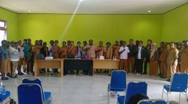 Kepala Dinas Kesehatan Kabupaten Deiyai bersama Direktur RSUD Pratama Waghete dan 10 Kepala Puskesmas usai menggelar pertemuan persiapan akreditasi fasilitas kesehatan di Kabupaten Deiyai, Kamis (24/2/2026).