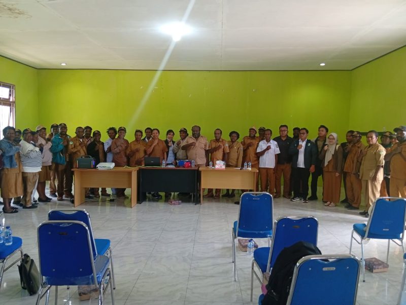 Kepala Dinas Kesehatan Kabupaten Deiyai bersama Direktur RSUD Pratama Waghete dan 10 Kepala Puskesmas usai menggelar pertemuan persiapan akreditasi fasilitas kesehatan di Kabupaten Deiyai, Kamis (24/2/2026).