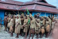 Siswa-siswi SMAN 1 Waghete tampil memukau dengan busana adat lengkap dalam Festival Seni Budaya Suku Mee.