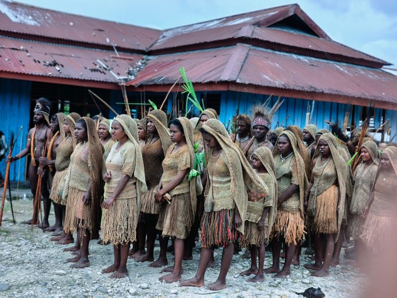 Siswa-siswi SMAN 1 Waghete tampil memukau dengan busana adat lengkap dalam Festival Seni Budaya Suku Mee.