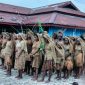 Siswa-siswi SMAN 1 Waghete tampil memukau dengan busana adat lengkap dalam Festival Seni Budaya Suku Mee.