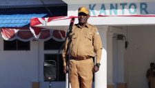 Asisten II Setda Deiyai, Mesak Pakage, SE, saat memimpin apel gabungan pagi tadi (2/2).