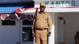 Asisten II Setda Deiyai, Mesak Pakage, SE, saat memimpin apel gabungan pagi tadi (2/2).