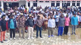 Usai pembagian seragam secara simbolis foto bersama di Halaman Kantor Bupati pada Jumat, 13/2/2026. 