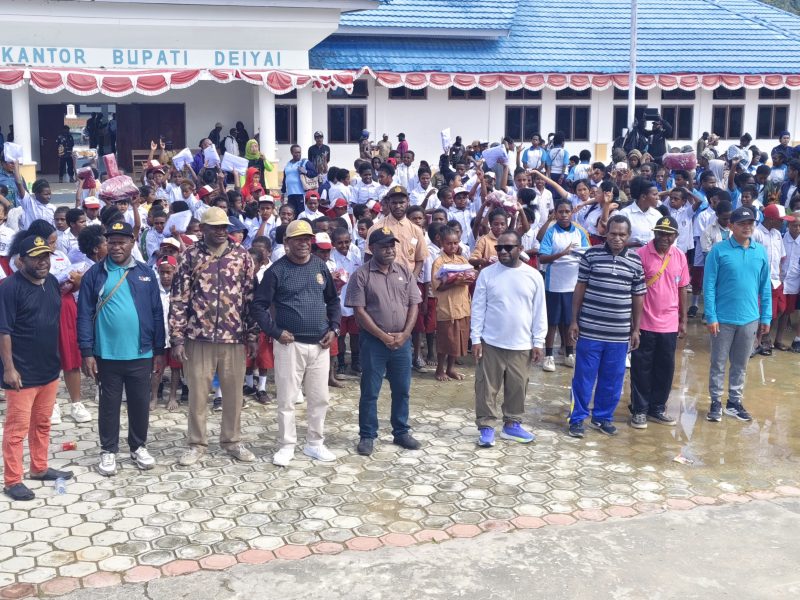 Usai pembagian seragam secara simbolis foto bersama di Halaman Kantor Bupati pada Jumat, 13/2/2026. 