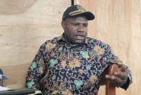 Wakil Ketua I DPRD Deiyai, Linus Koto, saat memberikan keterangan terkait konflik sosial yang terjadi di Kapiraya. Jumat, 13/2/2026.