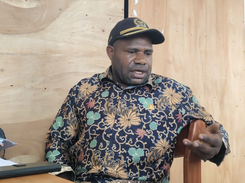 Wakil Ketua I DPRD Deiyai, Linus Koto, saat memberikan keterangan terkait konflik sosial yang terjadi di Kapiraya. Jumat, 13/2/2026.