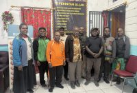 Gereja Kemah Injil (Kingmi) di Tanah Papua, Koordinator Deiyai, secara resmi mengeluarkan pernyataan sikap terkait konflik horizontal di Distrik Kapiraya. Gereja menegaskan bahwa situasi ini adalah krisis kemanusiaan yang harus segera diatasi melalui pendekatan adat dan administrasi pemerintah yang jujur. Kami berdiri untuk kedamaian dan keadilan rakyat.
