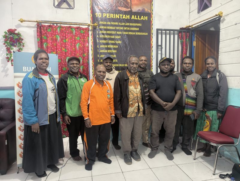 Gereja Kemah Injil (Kingmi) di Tanah Papua, Koordinator Deiyai, secara resmi mengeluarkan pernyataan sikap terkait konflik horizontal di Distrik Kapiraya. Gereja menegaskan bahwa situasi ini adalah krisis kemanusiaan yang harus segera diatasi melalui pendekatan adat dan administrasi pemerintah yang jujur. Kami berdiri untuk kedamaian dan keadilan rakyat.
