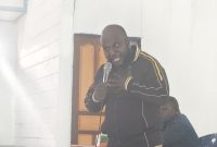 Kabag Humas dan Protokol Kabupaten Deiyai, Yeheskiel B. Kotouki, saat memberikan materi Manajemen Waktu kepada ratusan anak sekolah Minggu dari 6 Klasis di Aula Aweida Klasis Tigi Utara, Sabtu (21/2).