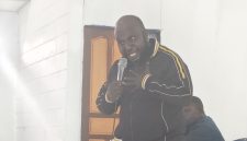 Kabag Humas dan Protokol Kabupaten Deiyai, Yeheskiel B. Kotouki, saat memberikan materi Manajemen Waktu kepada ratusan anak sekolah Minggu dari 6 Klasis di Aula Aweida Klasis Tigi Utara, Sabtu (21/2).