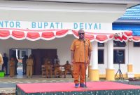 Bupati Deiyai saat memberikan arahan tegas mengenai profesionalisme ASN dan transparansi anggaran dalam Apel Gabungan di Waghete. Senin, 22/2/2026. (Doc SB). 