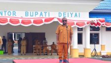 Bupati Deiyai saat memberikan arahan tegas mengenai profesionalisme ASN dan transparansi anggaran dalam Apel Gabungan di Waghete. Senin, 22/2/2026. (Doc SB).