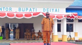Bupati Deiyai saat memberikan arahan tegas mengenai profesionalisme ASN dan transparansi anggaran dalam Apel Gabungan di Waghete. Senin, 22/2/2026. (Doc SB). 