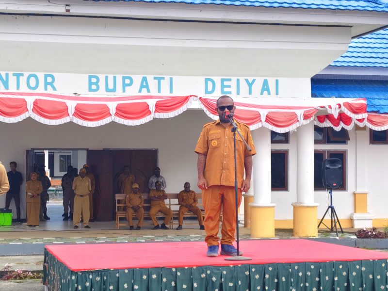 Bupati Deiyai saat memberikan arahan tegas mengenai profesionalisme ASN dan transparansi anggaran dalam Apel Gabungan di Waghete. Senin, 22/2/2026. (Doc SB). 