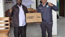 Kepala Puskesmas Waghete, Leander Mote, S.Kep, menyerahkan tiga unit laptop dan satu printer kepada Ketua Tim Akreditasi, dr. Falon Papalangii, di ruang pertemuan Puskesmas Waghete, Rabu (25/2/2026).