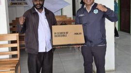 Kepala Puskesmas Waghete, Leander Mote, S.Kep, menyerahkan tiga unit laptop dan satu printer kepada Ketua Tim Akreditasi, dr. Falon Papalangii, di ruang pertemuan Puskesmas Waghete, Rabu (25/2/2026).