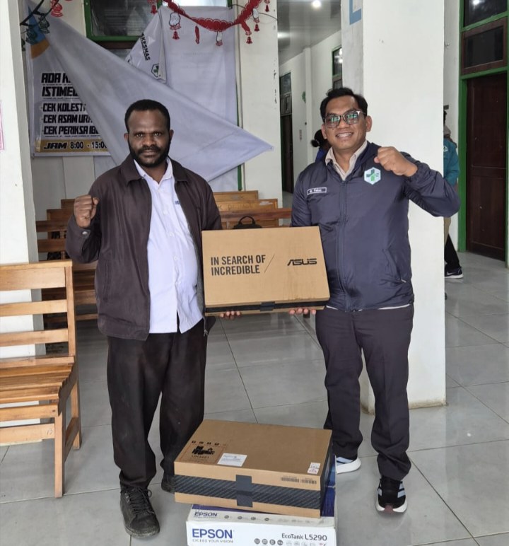 Kepala Puskesmas Waghete, Leander Mote, S.Kep, menyerahkan tiga unit laptop dan satu printer kepada Ketua Tim Akreditasi, dr. Falon Papalangii, di ruang pertemuan Puskesmas Waghete, Rabu (25/2/2026).