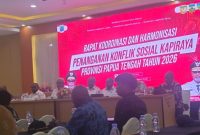 Pertemuan Bupati Mimika, Deiyai, dan Dogiyai bersama DPR PT, MRP, serta kepala suku Kamoro dan Mee di Hotel Green Tembaga, Timika, membahas penyelesaian tapal batas adat di Kapiraya, Selasa (25/2/2025).