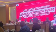 Pertemuan Bupati Mimika, Deiyai, dan Dogiyai bersama DPR PT, MRP, serta kepala suku Kamoro dan Mee di Hotel Green Tembaga, Timika, membahas penyelesaian tapal batas adat di Kapiraya, Selasa (25/2/2025).