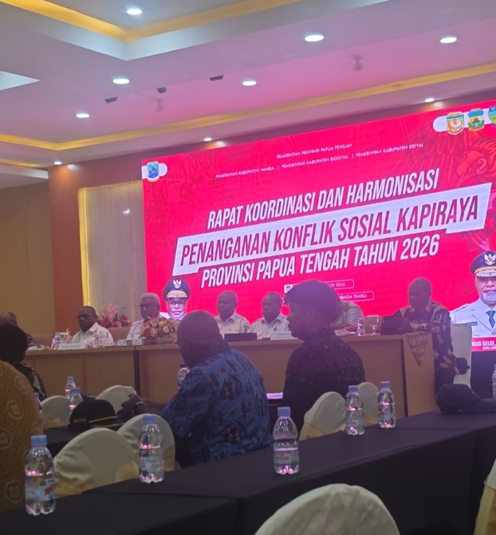 Pertemuan Bupati Mimika, Deiyai, dan Dogiyai bersama DPR PT, MRP, serta kepala suku Kamoro dan Mee di Hotel Green Tembaga, Timika, membahas penyelesaian tapal batas adat di Kapiraya, Selasa (25/2/2025).