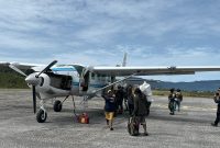 Personel gabungan Pemkab Deiyai dan TNI memuat bantuan pangan ke pesawat untuk didistribusikan ke masyarakat Kapiraya yang sempat terisolasi akibat penutupan akses penerbangan. Senin, 2/3/2026.