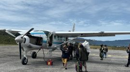 Personel gabungan Pemkab Deiyai dan TNI memuat bantuan pangan ke pesawat untuk didistribusikan ke masyarakat Kapiraya yang sempat terisolasi akibat penutupan akses penerbangan. Senin, 2/3/2026.